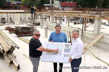 André Wiersig ist Schirmherr des neuen Hallenbades in Hövelhof