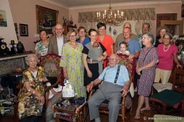 Emiel Geeraerts viert 102-de verjaardag thuis met zijn Juliette (92). “Ik danste met hoge hakken en bleef per ongeluk in de omslag van Emiels broek hangen”