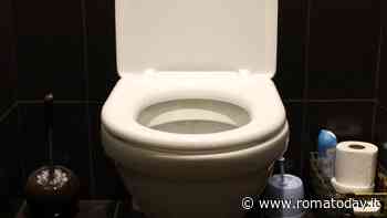 Carabinieri alla porta, pusher scarica la droga nel wc