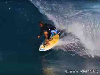 Una pinna recide la femorale, la tragica morte di Mikala Jones: choc nel mondo del surf