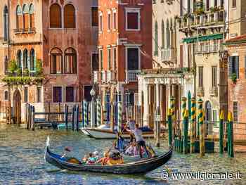 Turista si tuffa dal ponte a Venezia, sfiorato l'incidente con una gondola