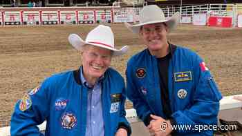 Yeehaw! NASA chief and Artemis 2 moon astronaut play cowboy for a day (photo)