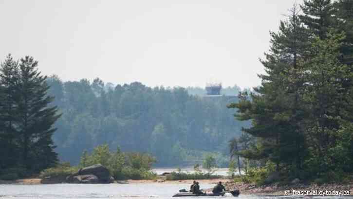 Military prepares to pull crashed Chinook helicopter from Ottawa River