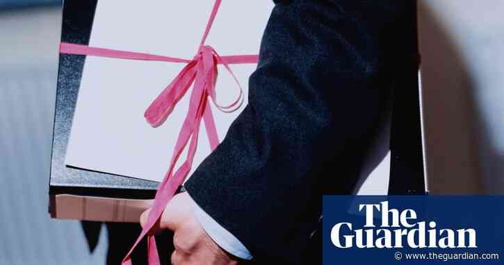 Retired Qantas pilot fined for pretending to be a lawyer in NSW