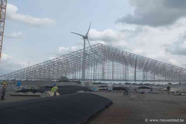 Tielense firma TD-S installeert reusachtige overkapping op dak van Volvo Trucks: “Spanwijdte bedraagt 54 meter”