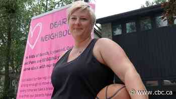 Mom turns to bright pink sign after repeated bylaw visits about basketball net