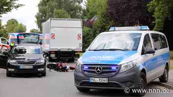 Motorradfahrer schlängelt sich zwischen Lkw und Pkw hindurch