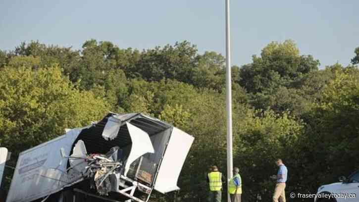 3 dead and 14 injured in Illinois crash involving Greyhound bus and tractor-trailers, police say