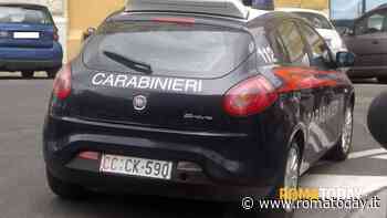 Minorenni sfondano vetro di una minicar e rubano zainetto. Indosso droga e armi