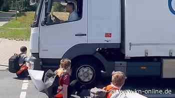 Video: Lkw-Fahrer fährt Demonstranten bei Klima-Protest in Stralsund an