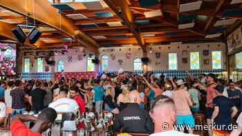 Mutter feiert mit Baby ausgelassen am Ballermann - „Sowas geht gar nicht!“