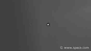 Mars orbiter spies a tiny Earth and moon from the Red Planet (photos)