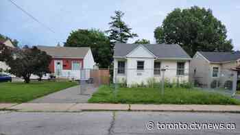 Ontario family unable to use driveway for months due to city fence around unsafe neighbour’s home