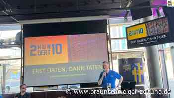 Blau-Gelbe-Datenwelt zufrieden nach Premierenvortrag