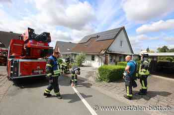 Feuer im Wohngebiet in Brakel - Carport brennt