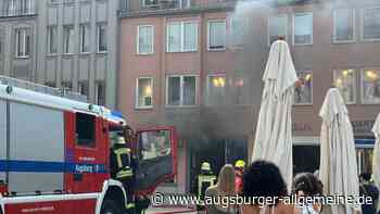 Brand in Lokal: Feuerwehr rückt zu Einsatz am Rathausplatz aus