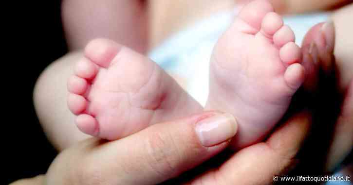 “Una mia amica è venuta a casa mia a conoscere mio figlio appena nato ma si è presentata a mani vuote, maleducata”: il post su Mumsnet non ottiene i commenti sperati