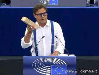 La protesta del leghista a Strasburgo: un mattone contro le politiche Bce