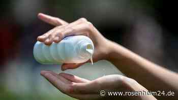 Wie wäscht sich Sonnencreme aus den Klamotten raus? Tipp für saubere Kleidung