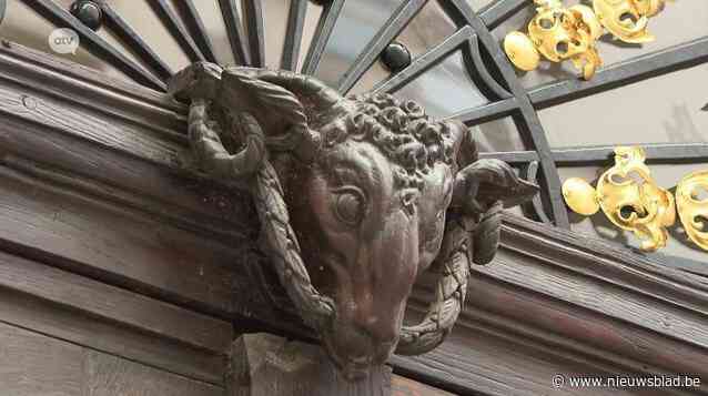 Statige voorgevel van ‘Den Wolsack’ weer in oude glorie hersteld, inclusief prachtig vergulde bovenwaaier