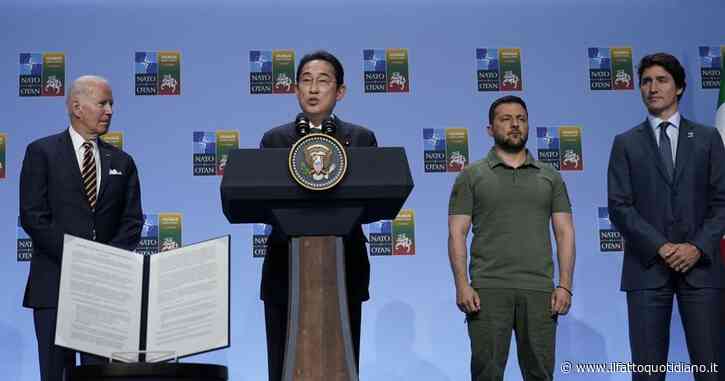 A Vilnius il piano della Nato per contenere la Cina. ‘No’ di Macron a un ‘ufficio di collegamento’ a Tokyo: “Non è il momento”