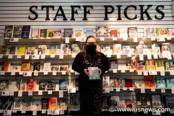 Hungary Fines Bookstore for Sale of LGBT-Themed 'Heartstopper' Without Wrapping
