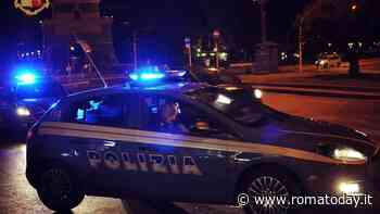 Fermati per un controllo nascondono una pistola carica sotto alla ruota