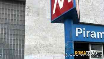 Picchiato dal branco e rapinato al tornello della metro