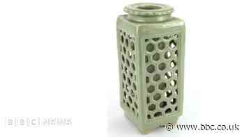 Ming vase used as £8.50 doorstop in Essex sells for £3,400