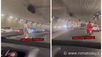 In due sul monopattino nella galleria dell'A24, il video ripreso da un'auto in movimento