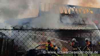 Brand in Bad Liebenzell: Feuerwehr kann Übergreifen auf Wohnhaus verhindern