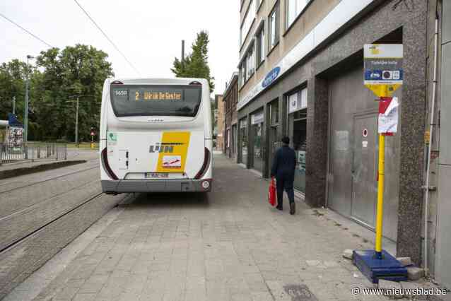 Eindhalte in Van Amstelstraat leidt tot ergernis bij buurt: “We zijn tevreden met de vervangbussen, maar toch niet op onze stoep?”