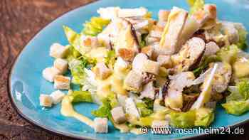 Caesar Salad mit Sardellen: der leichte Sommersalat passt perfekt zum Grillen