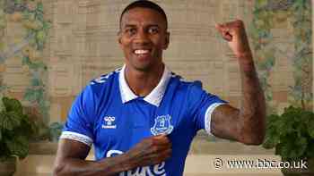 Ashley Young: Everton sign full-back on one-year deal