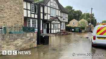 Punters wade to pub through Milton flood