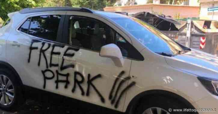 Free Park, il “giustiziere” della sosta selvaggia colpisce ancora: la polizia visiona i filmati delle telecamere. Agisce da solo o ci sono complici?
