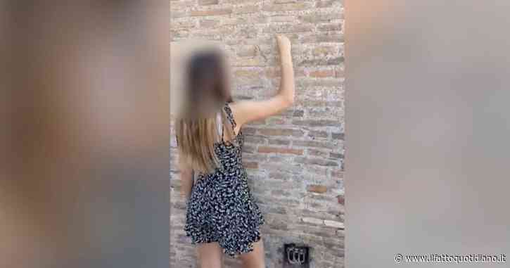 Colosseo, un altro sfregio: turista 17enne filmata mentre incide le iniziali del nome. Rischia una multa da 15mila euro