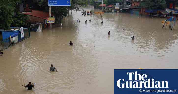 India: Delhi flooded after swollen river breaks through broken regulator – video report