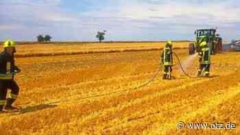 Mähdrescher gerät auf Feld bei Zimmern in Brand