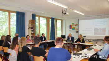 Kultusstaatssekretärin Anna Stolz besucht Robert-Schuman-Mittelschule Sankt Mang in Kempten