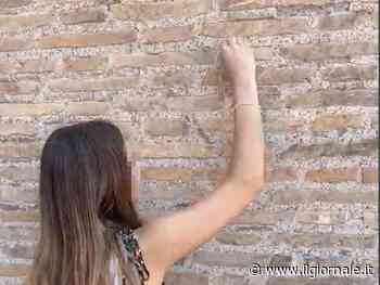 Ancora uno sfregio al Colosseo: denunciata turista 17enne svizzera