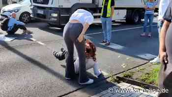 Bottrop: Frau zerrt Klimaaktivistin an den Haaren von der Straße