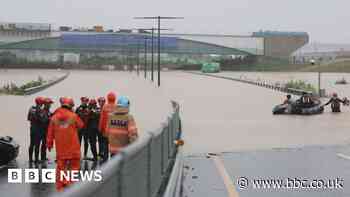 Rescuers battle to reach cars in flooded S Korea tunnel