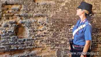 Nuovo sfregio al Colosseo: studente tedesco stacca frammento come souvenir