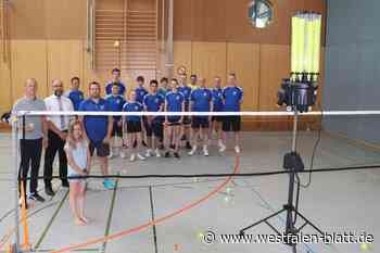 Mitspieler auf Stelzen heizt beim SuS Westenholz im Training ein