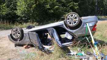 Spektakulärer Unfall auf B588: Mercedes überschlägt sich und bleibt auf Dach liegen