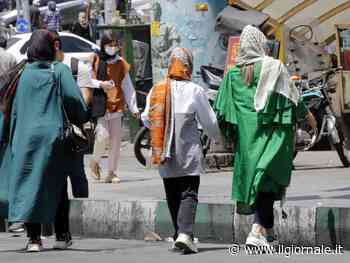 Iran, polizia "morale" in strada per fermare le donne senza velo