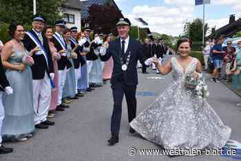 Königspaar begrüßt bestens gelaunt das Schützenvolk
