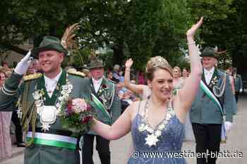 Glückliches Königspaar nimmt Parade in Bad Lippspringe ab