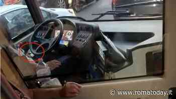 Autista Atac sorpreso a giocare con lo smartphone mentre guidava l'autobus